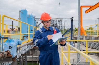 Su tesisi bakım teknisyenleri, makine mühendisleri su arıtma tesisinin kontrol sistemini kontrol edin..