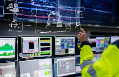 Kontrol odasında çalışan mühendis, yönetici kontrol sistemi, birçok monitörden teknisyen izleme programı.