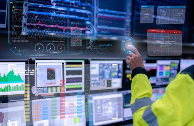 Kontrol odasında çalışan mühendis, yönetici kontrol sistemi, birçok monitörden teknisyen izleme programı.