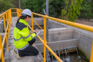 Çevre mühendisleri atık su arıtma tesislerinde, Su geri dönüşüm tesisinde tekrar kullanılmak üzere çalışan su mühendislerinde çalışıyor, kriterler dahilinde olması için sudaki klor miktarını kontrol ediyorlar..