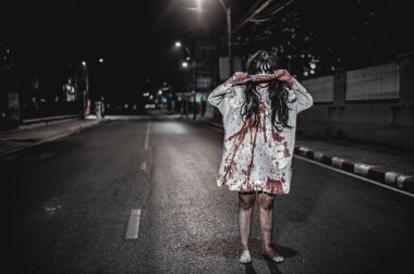 Korku kadın konsepti, şehirde yollarda hayalet, şehrin sokaklarında intikamcı bir ruh, cadılar bayramı festivali, hayalet yüzü.