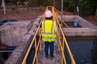 Çevre mühendisleri atık su arıtma tesislerinde, Su geri dönüşüm tesisinde tekrar kullanılmak üzere çalışan su mühendislerinde çalışıyor, kriterler dahilinde olması için sudaki klor miktarını kontrol ediyorlar..