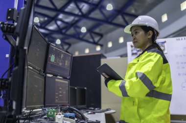 Büyük Endüstri Fabrikası Kadın Bilgisayar Mühendisi Kişisel Bilgisayar 'da çalışıyor. Tayland' daki insanlar dört monitör ve ciddi programcılarla çalışıyor.