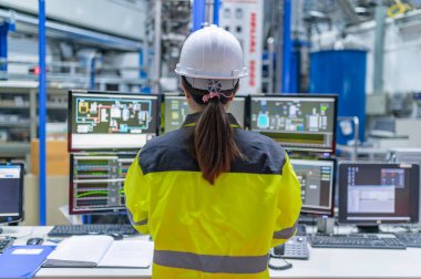 Büyük Endüstri Fabrikası Kadın Bilgisayar Mühendisi Kişisel Bilgisayar 'da çalışıyor. Tayland' daki insanlar dört monitör ve ciddi programcılarla çalışıyor.