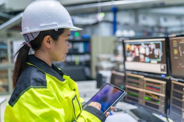 Büyük Endüstri Fabrikası Kadın Bilgisayar Mühendisi Kişisel Bilgisayar 'da çalışıyor. Tayland' daki insanlar dört monitör ve ciddi programcılarla çalışıyor.