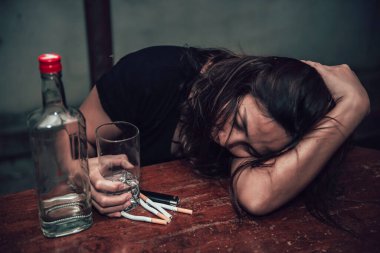 Asyalı kadın gece evde tek başına votka içer, Taylandlı insanlar, stresli sarhoş kadın konsepti.