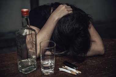 Asyalı kadın gece evde tek başına votka içer, Taylandlı insanlar, stresli sarhoş kadın konsepti.
