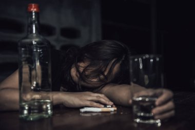 Asyalı kadın gece evde tek başına votka içer, Taylandlı insanlar, stresli sarhoş kadın konsepti.
