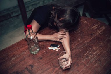Asyalı kadın gece evde tek başına votka içer, Taylandlı insanlar, stresli sarhoş kadın konsepti.