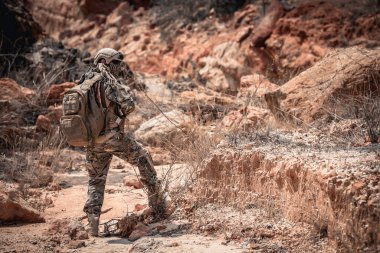 Özel kuvvetlerin askerleri çölde, Tayland 'da, orduda savaşıyor.