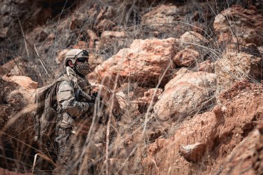 Özel kuvvetlerin askerleri çölde, Tayland 'da, orduda savaşıyor.