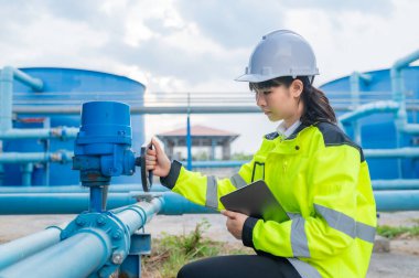 Çevre mühendisleri atık su arıtma tesislerinde, Su geri dönüşüm tesisinde tekrar kullanılmak üzere çalışan su mühendislerinde çalışıyor, kriterler dahilinde olması için sudaki klor miktarını kontrol ediyorlar..