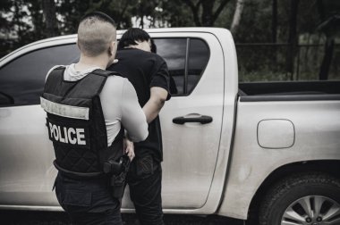 Polis ve hırsız kavramı. Polis suçluları yakalar. Kanunları çiğner.