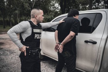 Polis ve hırsız kavramı. Polis suçluları yakalar. Kanunları çiğner.