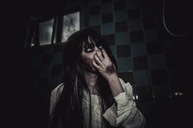 Asyalı kadın portresi, hayalet makyajı, arka plan korku sahnesi, Cadılar Bayramı festivali konsepti, hayalet filmleri posteri.