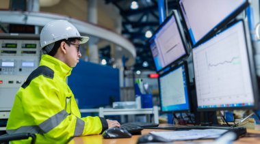 Büyük Endüstri Fabrikası Kadın Bilgisayar Mühendisi Kişisel Bilgisayar 'da çalışıyor. Tayland' daki insanlar dört monitör ve ciddi programcılarla çalışıyor.