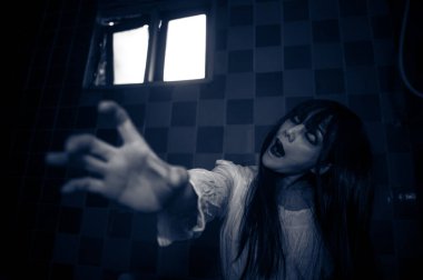 Asyalı kadın portresi, hayalet makyajı, arka plan korku sahnesi, Cadılar Bayramı festivali konsepti, hayalet filmleri posteri.