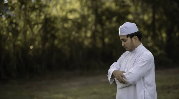 Ázsiai Iszlám Férfi Ima Fiatal Muszlim Imádság Ramadán Fesztivál Koncepció — Stock Fotó