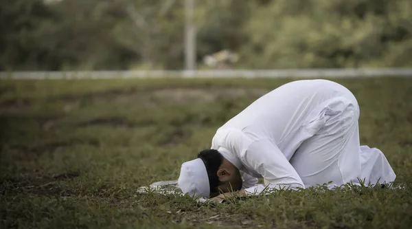 Чоловік Азіатського Ісламу Молитва Молодих Мусульман Ідея Фестивалю Рамадан — стокове фото
