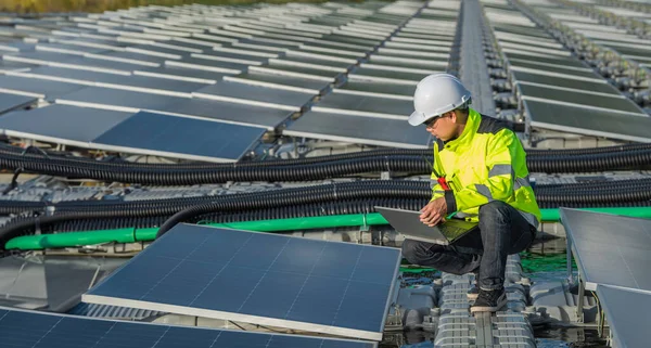 Yüzen güneş enerjisi santralinde çalışan Asyalı mühendis, yenilenebilir enerji, teknisyen ve yatırımcı güneş panelleri güneş enerjisi kurulumundaki panelleri kontrol ediyor