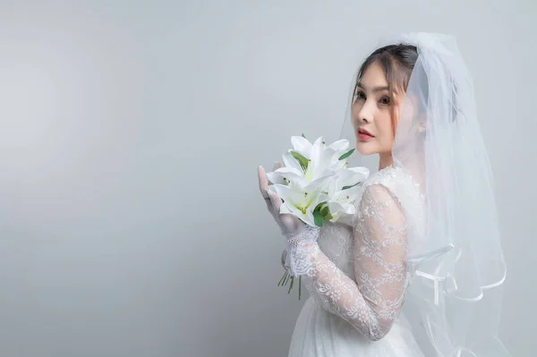 Портрет Азиатской Женщины Носить Невесту Цветами Белом Фоне Концепция Свадьбы — стоковое фото