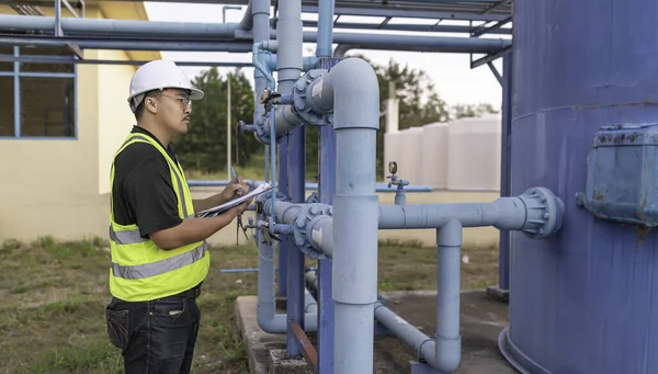 Umweltingenieure Arbeiten Kläranlagen Klempner Bei Der Wasserversorgung — Stockfoto