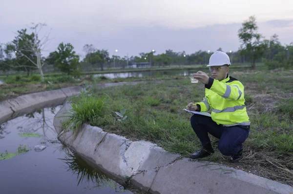 Környezetvédelmi Mérnökök Ellenőrzik Víz Minőségét Vizet Hoznak Laborba Vizsgálatra Ellenőrzik — Stock Fotó