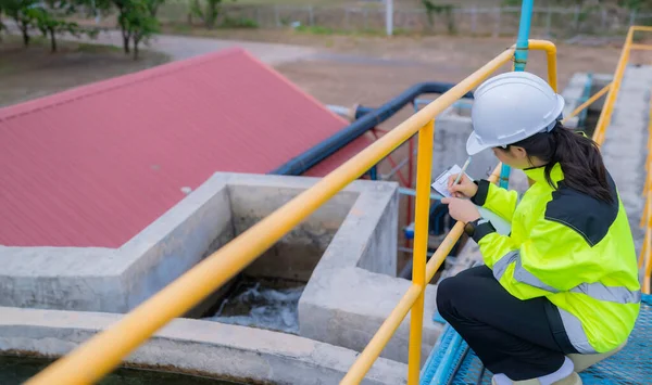 Ingenieros Ambientales Trabajan Plantas Tratamiento Aguas Residuales Ingeniería Suministro Agua — Foto de Stock