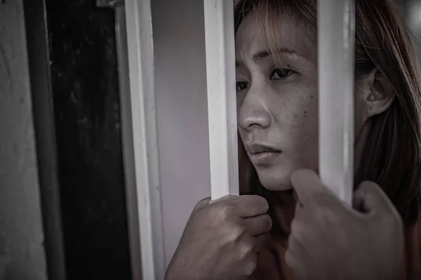 Nők Kezei Akik Kétségbeesetten Próbálják Elkapni Vasbörtönt Fogoly Koncepciót Thaiföldi — Stock Fotó