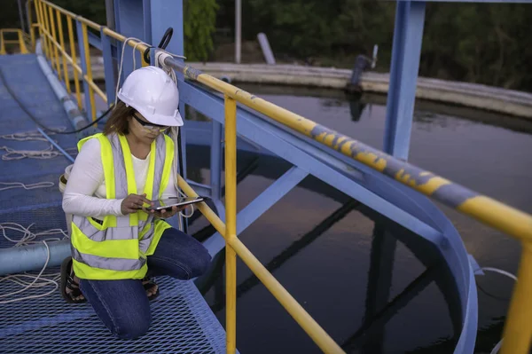 Ingenieros Ambientales Trabajan Plantas Tratamiento Aguas Residuales Ingeniería Suministro Agua — Foto de Stock