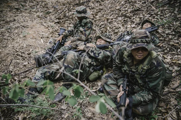 森の中を移動する機関銃を持つ軍兵士のチーム 森の中で戦闘服のタイ民兵兵士 熱帯雨林に傾斜したパトロールをさまよう — ストック写真