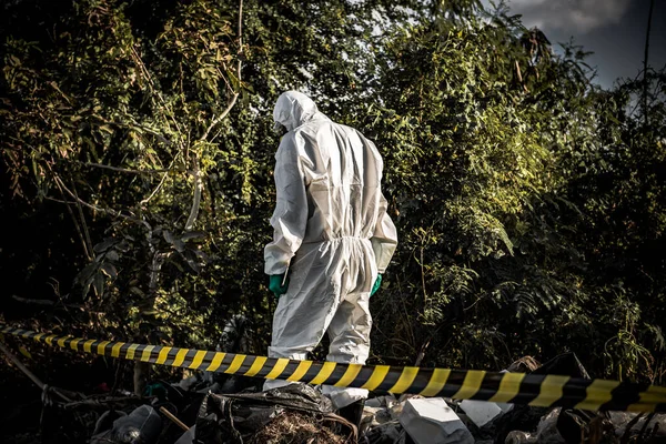 Ασιάτης Επιστήμονας Φορούν Στολή Χημικής Προστασίας Ελέγχουν Την Επικίνδυνη Χημική — Φωτογραφία Αρχείου