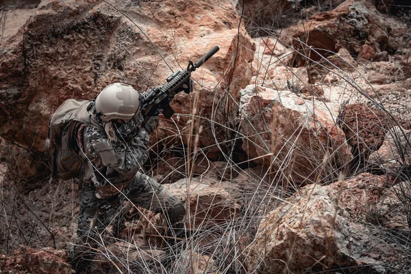 사막에서 전쟁을 벌이는 부대의 군인들 사람들 — 스톡 사진