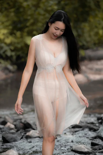Portrét Sexy Asijské Ženy Vodopádu Pocit Svěží Řeky Thajská Žena — Stock fotografie