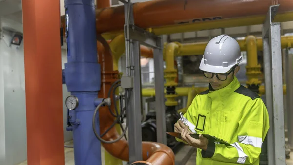 Técnico Mantenimiento Una Planta Calefacción Trabajadores Petroquímicos Supervisan Operación Gasoductos — Foto de Stock