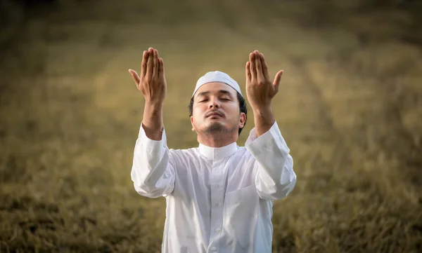 Young Asian Muslim Man Praying Sunset Ramadan Festival Concept — Fotografia de Stock