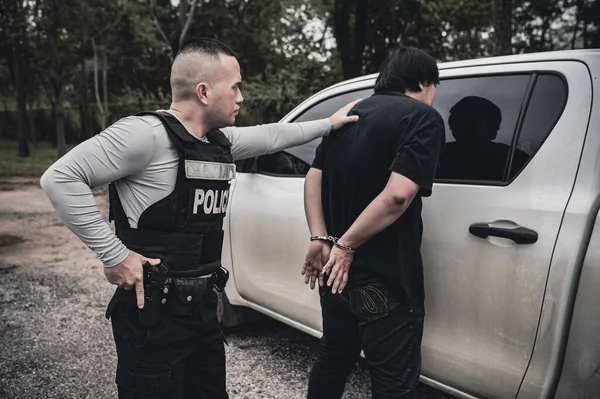 警察と泥棒の概念警察は犯罪者を捕まえる法律を破る — ストック写真