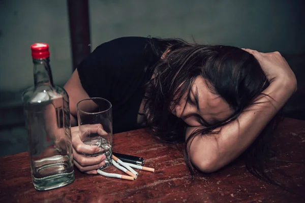 アジアの女性は夜に自宅で一人でウォッカを飲みます タイの人々 ストレス女性の飲酒の概念 ストック写真