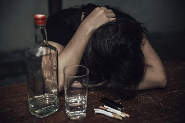 アジアの女性は夜に自宅で一人でウォッカを飲みます タイの人々 ストレス女性の飲酒の概念 ロイヤリティフリーのストック写真