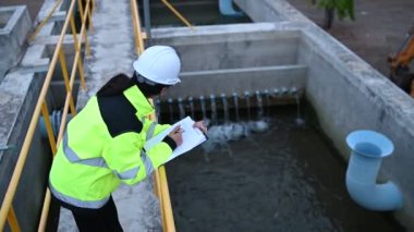 Çevre mühendisleri atık su arıtma tesislerinde çalışıyor. Su ikmali yapan kadın tesisatçı teknisyen.