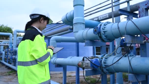 Miljöingenjörer Arbetar Reningsverk För Avloppsvatten Kvinnlig Rörmokare Som Arbetar Med — Stockvideo