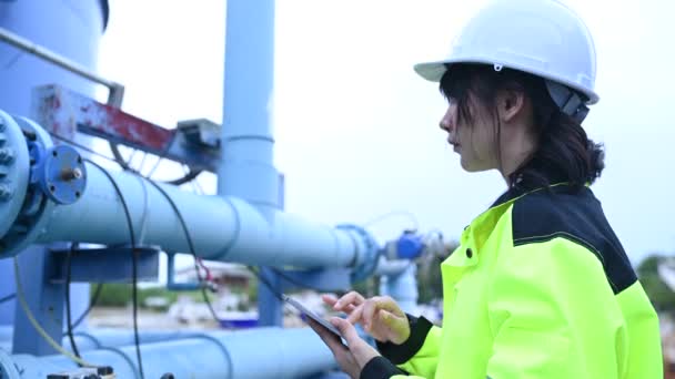 Miljøingeniører Arbejder Spildevandsrensningsanlæg Kvindelige Blikkenslager Tekniker Arbejder Vandforsyning – Stock-video