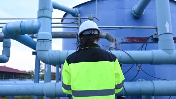 Miljöingenjörer Arbetar Reningsverk För Avloppsvatten Kvinnlig Rörmokare Som Arbetar Med — Stockvideo