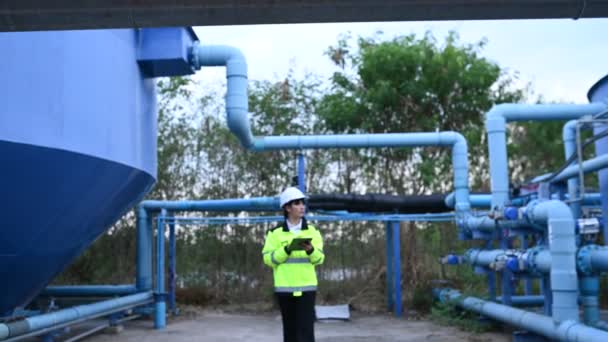 Milieu Ingenieurs Werken Bij Afvalwaterzuiveringsinstallaties Vrouwelijke Loodgieter Technicus Werkzaam Bij — Stockvideo
