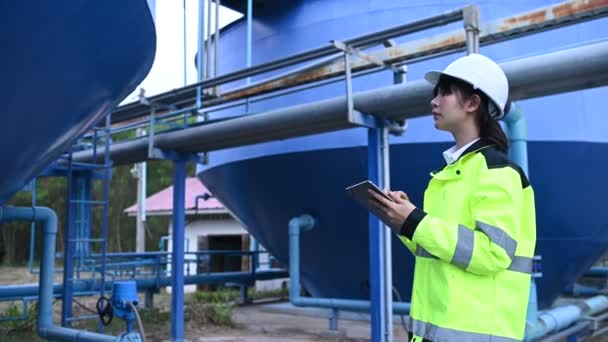 環境エンジニアは 排水処理工場で働いています 水供給で働く女性工場技術者 — ストック動画