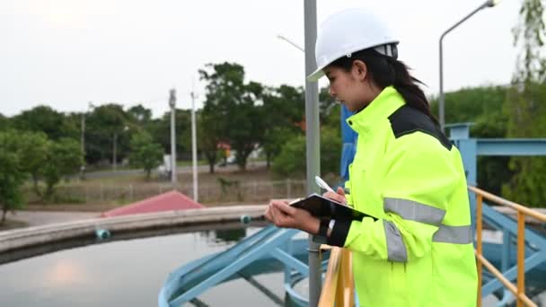Milieu Ingenieurs Werken Bij Afvalwaterzuiveringsinstallaties Vrouwelijke Loodgieter Technicus Werkzaam Bij — Stockvideo