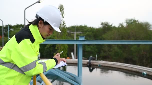 環境エンジニアは 排水処理工場で働いています 水供給で働く女性工場技術者 — ストック動画