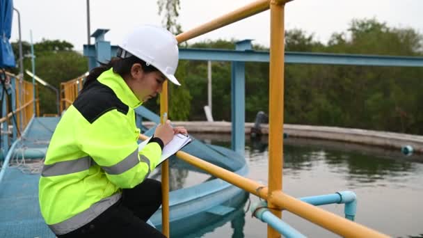 Inżynierowie Środowiskowi Pracują Oczyszczalniach Ścieków Kobieta Technik Hydrauliczny Pracująca Wodociągach — Wideo stockowe