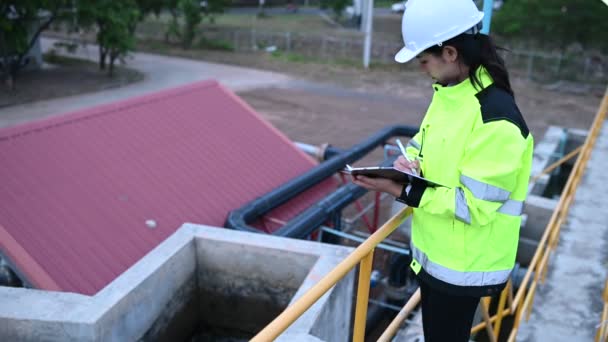 Инженеры Экологи Работают Очистных Сооружениях Сточных Вод Женщина Сантехник Работает — стоковое видео