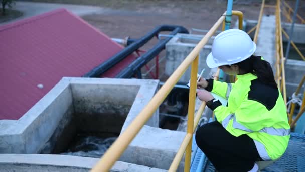 在废水处理厂工作的环境工程师 在供水部门工作的女水管工技术员 — 图库视频影像
